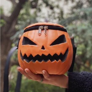La femme en noir sleepy Hollow headless Huntsman Halloween pumpkin Crossbody bag